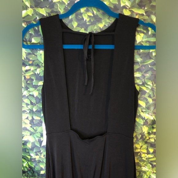 Elegant Black Sleeveless Dress - Picture 5 of 16